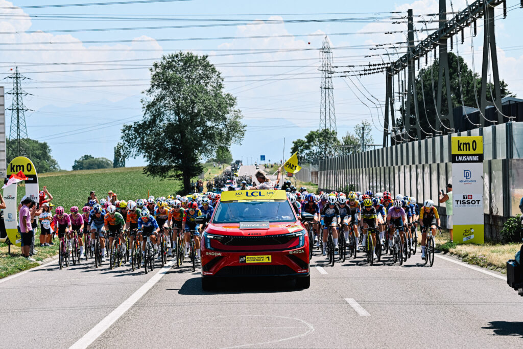 Škoda gives Lorena Wiebes a crystal trophy for Tour de France Femmes points win